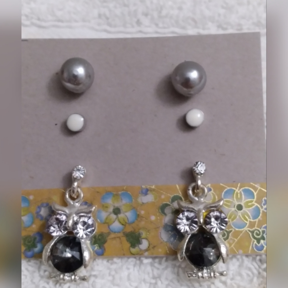 💥3/$12 Rhinestone Owl Earring Set - Picture 4 of 8